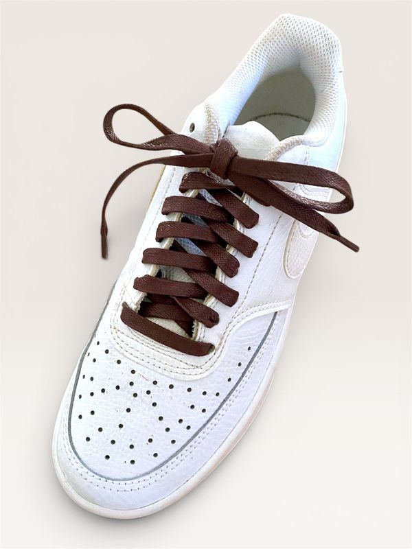 Sneaker dark brown waxed flat shoelaces