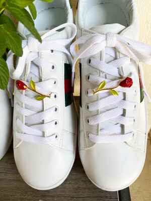 Bijoux fleurs rose, fleurs de cerisier et pâquerettes blanches