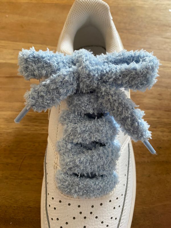 Fluffy flat shoelaces in a smoky blue color and very soft