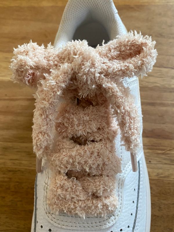 Lacets Fluffy plats de couleur beige sépia et tout doux