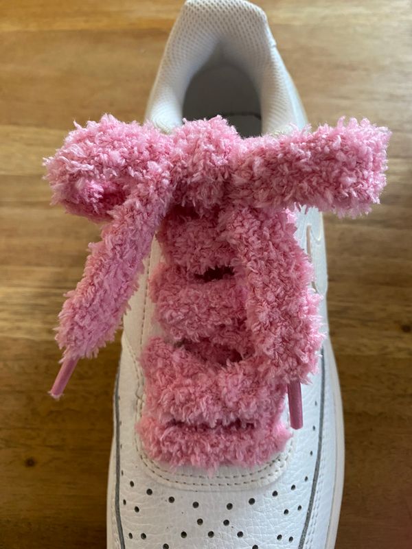 Fluffy flat laces in a soft, malabar pink color