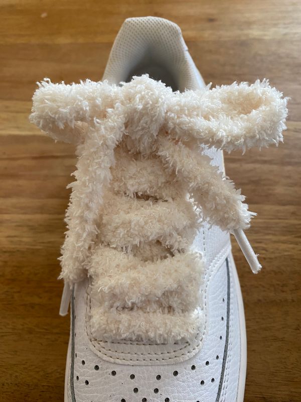 Lacets Fluffy plats de couleur créme et tout doux