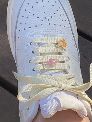 Sneakers blanches customiser avec des breloques Mer de Crazylace France