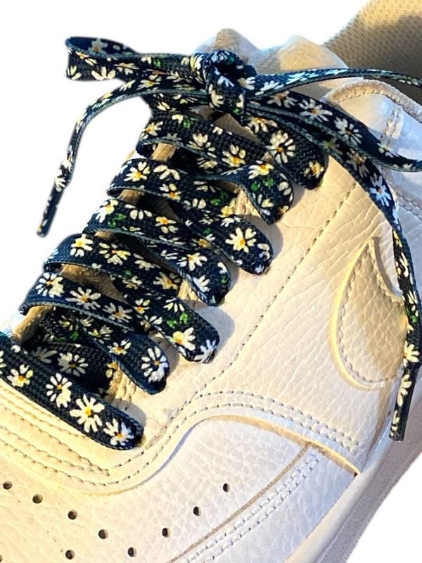 New - Flat shoelaces with white daisies on a black background