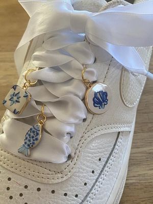 Calypso – Pack bijoux lacets satins blancs & charms  sur le thème de la mer - Création Crazylace