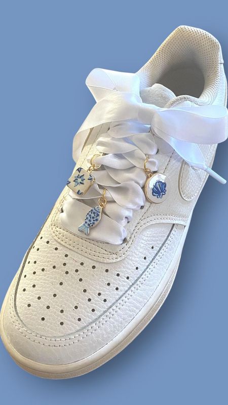 Calypso – Pack bijoux lacets satins blancs & charms  sur le thème de la mer