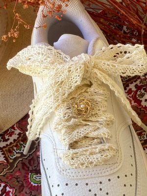 Broche fleurs et lacets en crochet coton style vintage