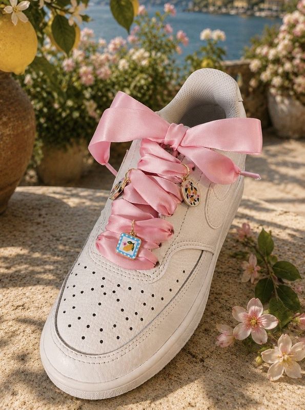 Bijoux Marceline pour sneakers, un joli pack d'une paire de lacets satins et 3 bijoux de style céramique - Création Crazylace