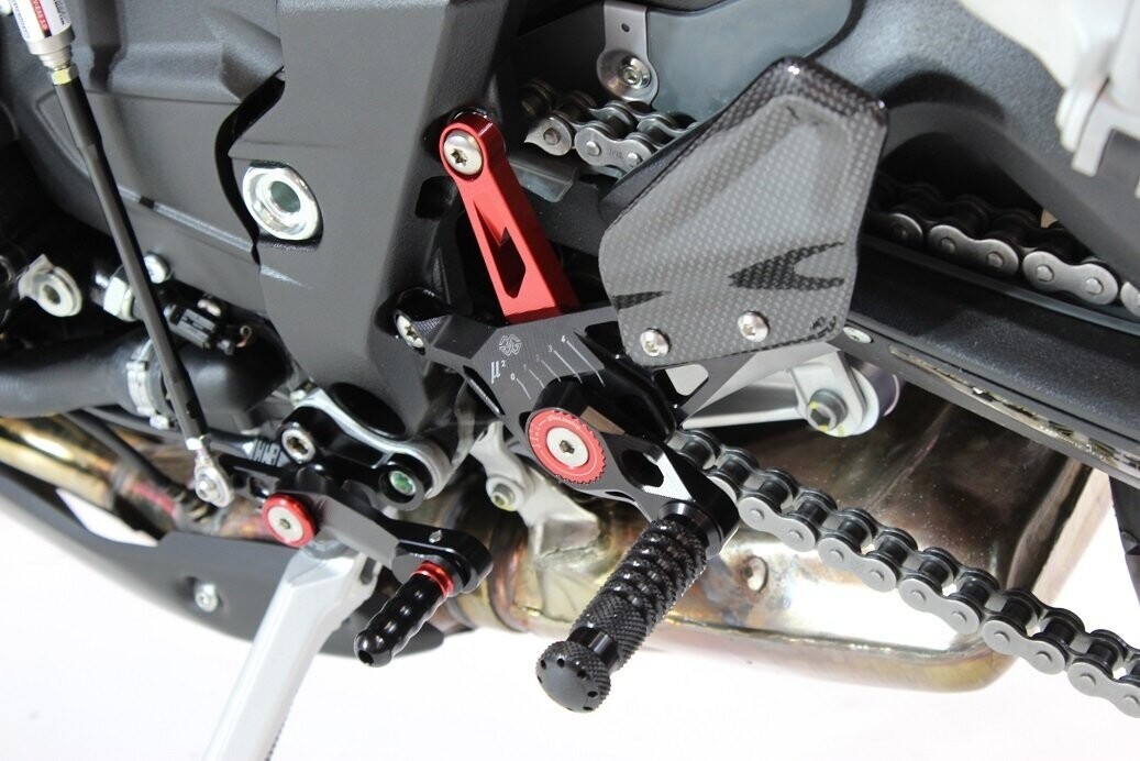Estriberas retrasadas Gilles Tooling MUE2, negro / rojo Mv Agusta Brutale