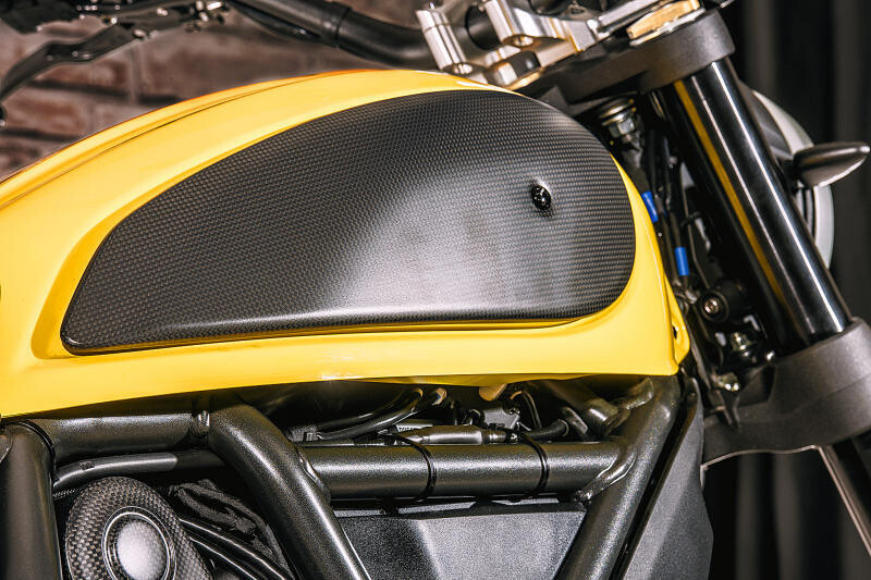 Juego de tornillos tapa lateral depósito carbono Ducati Scrambler Cnc Racing