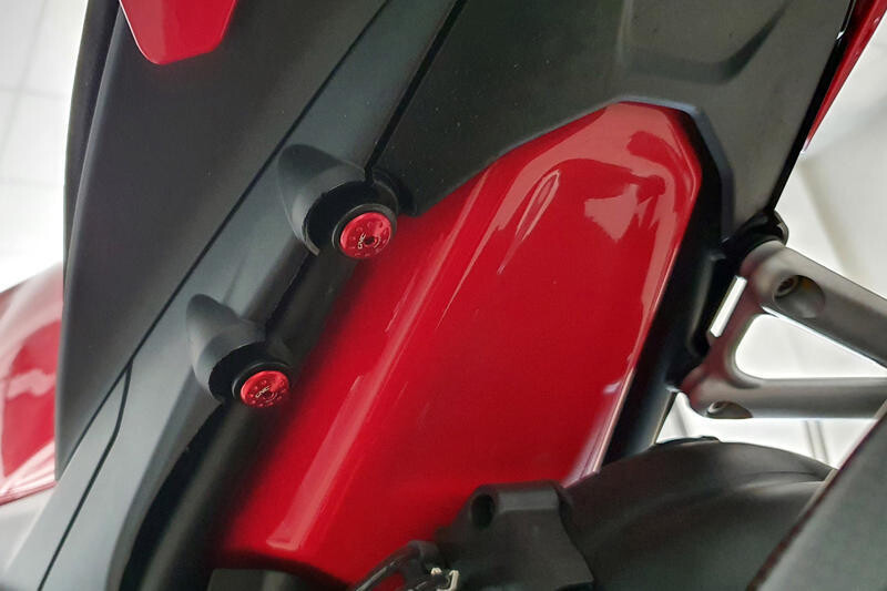Tapas ciegas del reposapiés trasero (M8 - 2 unidades) Ducati / Mv Agusta Cnc Racing