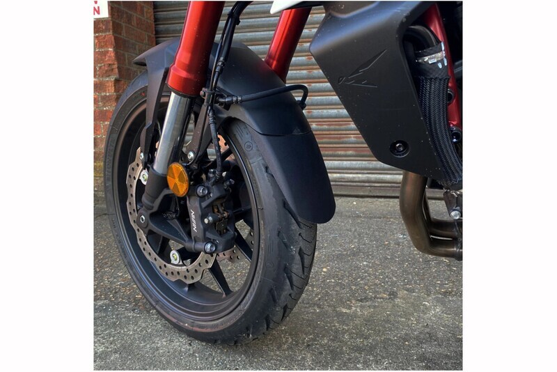 FALDÓN GUARDABARROS DELANTERO PARA HONDA CB750 HORNET 2023