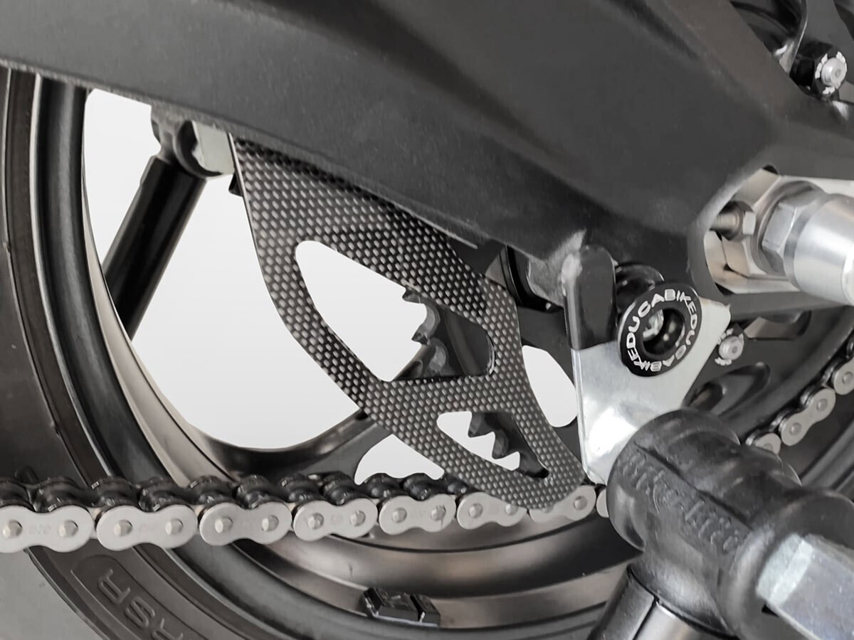 CRB93L - TRIUMPH STREET TRIPLE GLOSSY CARBON CHAIN GUARD,  PROTECTO CADENA