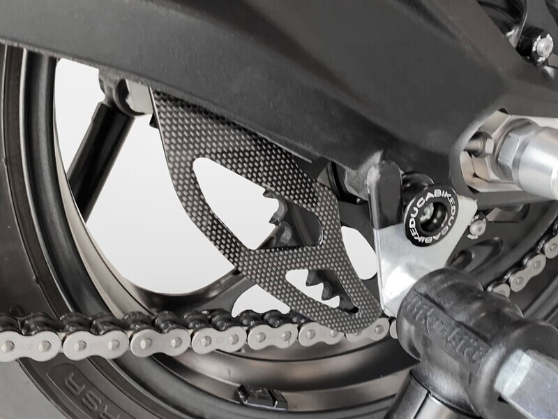 CRB93L - TRIUMPH STREET TRIPLE GLOSSY CARBON CHAIN GUARD,  PROTECTO CADENA