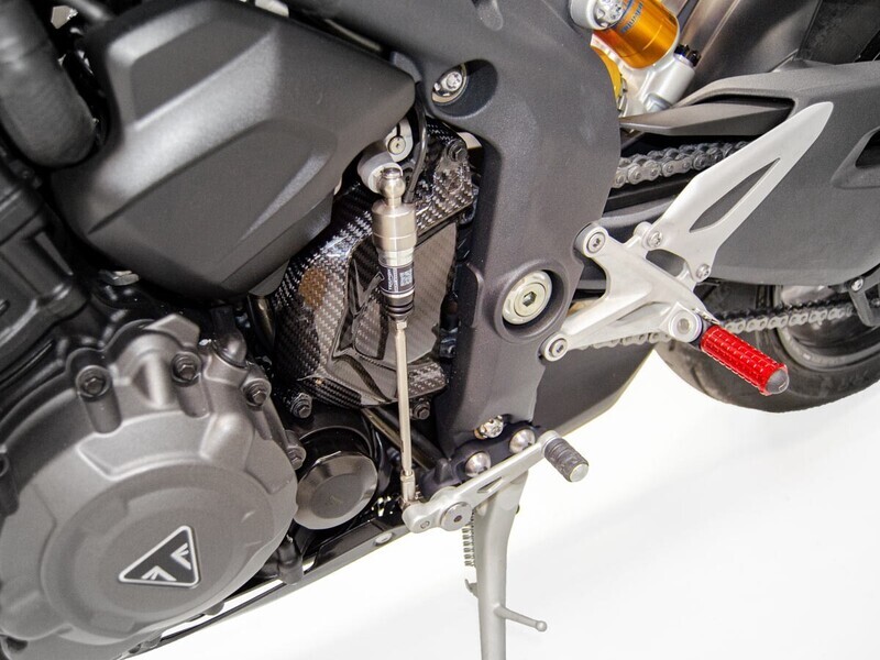 CRB70L - TAPA PIÑON CARBONO BRILLANTE TRIUMPH ST CRB70L - TAPA PIÑON CARBONO BRILLANTE TRIUMPH ST