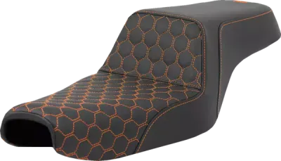 Asiento elevador tipo panal SADDLEMEN
SEAT STEP UP HC ORANGE STITCH para Harley Davidson XL