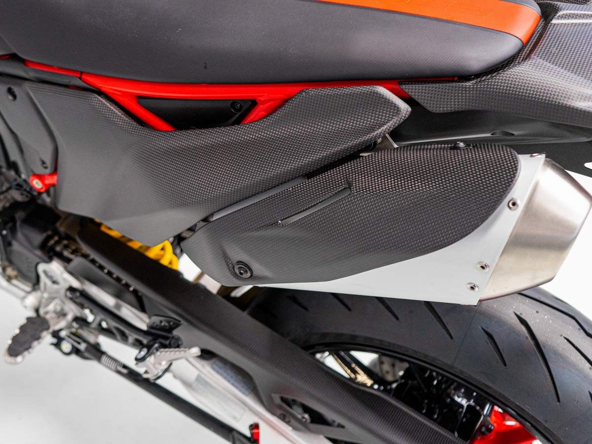 CRB162O - PROTECTORES SUPERIORES DE ESCAPE DE CARBONO MATE HM 698