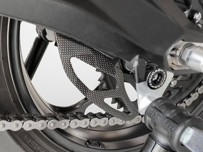 CRB93L - PROTECTOR DE CADENA DE CARBONO BRILLANTE TRIUMPH STREET TRIPLE CRB93L - PROTECTOR DE CADENA DE CARBONO BRILLANTE TRIUMPH STREET TRIPLE