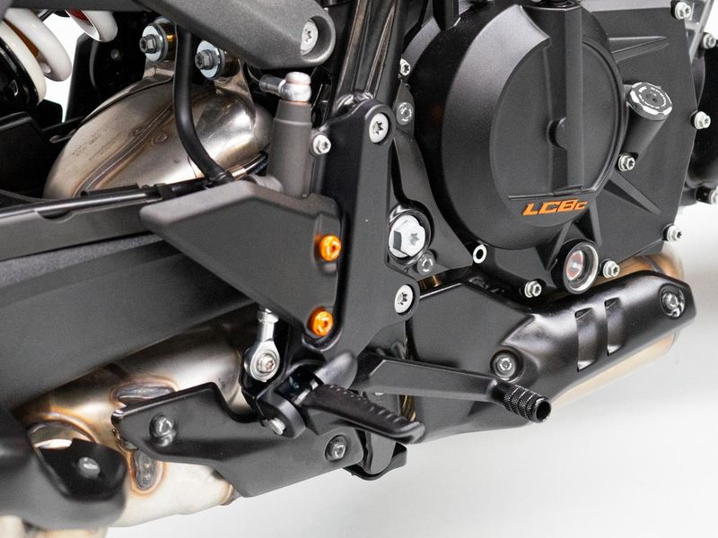 KVT75 - KIT DE TORNILLOS PARA PROTECCIÓN DE TALONES KTM 990 DUKE