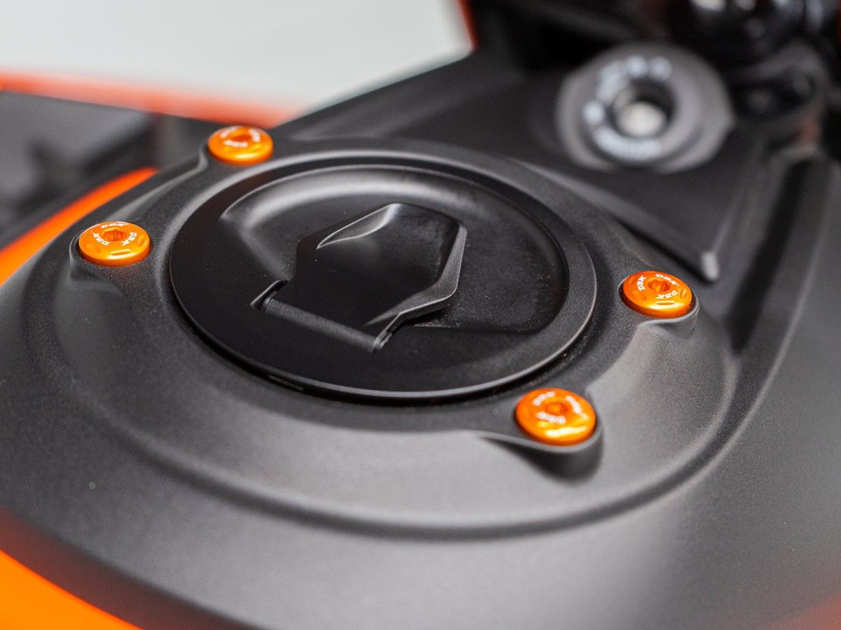 KVT91 - KIT DE TORNILLOS DE TAPA DEL DEPÓSITO DE COMBUSTIBLE DEL LADO IZQUIERDO DE KTM 990 DUKE