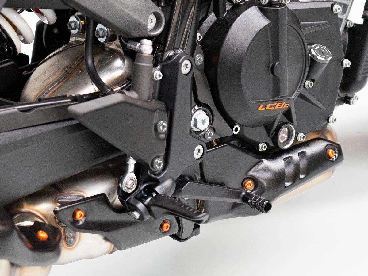 KVT74 - KIT TORNILLOS PROTECTORES DE ESCAPE KTM 990 DUKE