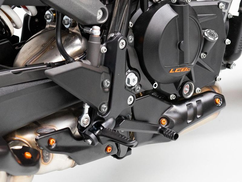 KVT74 - KIT TORNILLOS PROTECTORES DE ESCAPE KTM 990 DUKE