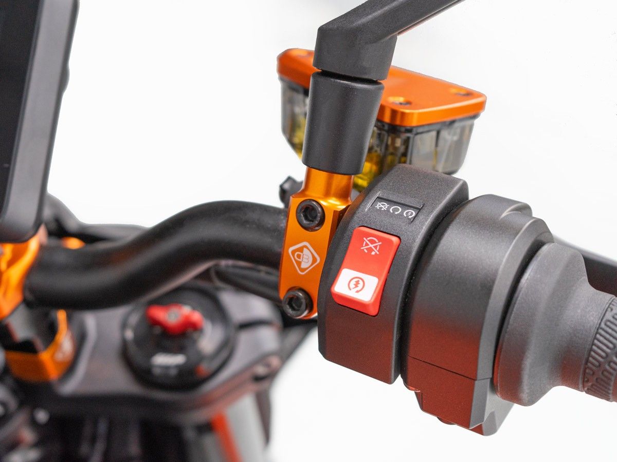 CVS03 - ABRAZADERA CILINDRO MAESTRO BREMBO ROSCA M10 DERECHA