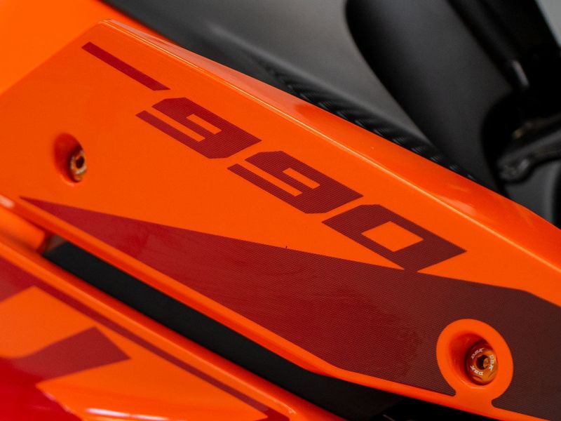 KVT71 - KIT DE TORNILLOS PARA PANELES LATERALES DELANTEROS KTM 990 DUKE