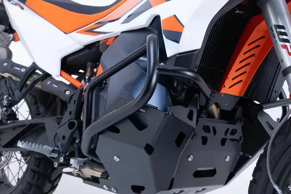 Protecciones laterales de motor. Negro. KTM 790 Adv (23-), 890 Adv/R (22-).