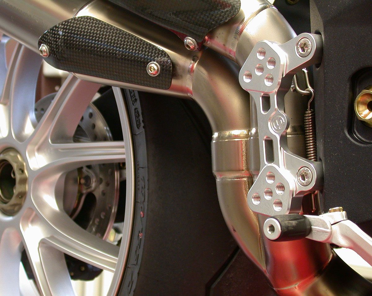 KIT DE SOPORTES DE AJUSTE DE ESTRIBERAS MOTOCORSE MV AGUSTA BRUTALE 1090 RR 2010-2018