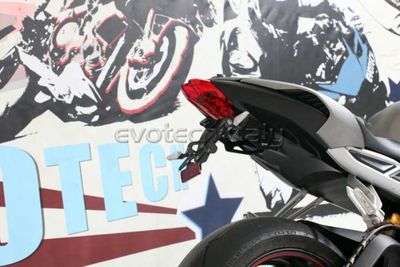 PORTA MATRÍCULA DE ALUMINIO AJUSTABLE EVOTECH TRIUMPH STREET TRIPLE 660 S 2020-2023