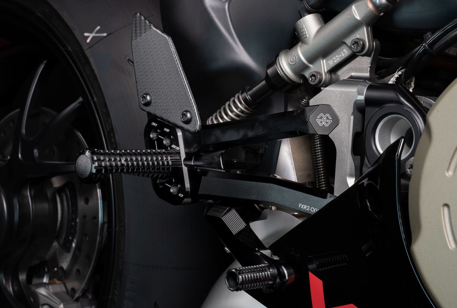 Sistema de estriberas FXR para Ducati Panigale V4