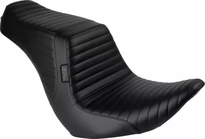 Asiento Tailwhip de posicionamiento adelantado LE PERA SEAT TAILWHIP UPFRONT - FLSB/FXLR 18-UP - PLEATED Asiento Tailwhip de posicionamiento adelantado LE PERA SEAT TAILWHIP UPFRONT - FLSB/FXLR 18-UP - PLEATED