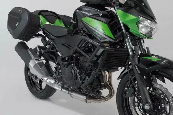 Protecciones laterales de motor. Negro. Kawasaki Z400 (18-), Z500 (23-).