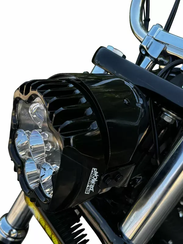 Foco delantero LED Shark Demon® de altas prestaciones montado en pedestal CUSTOM DYNAMICS HEADLIGHT SHARK DEMON LED PEDESTAL MOUNT para Harley Davidson