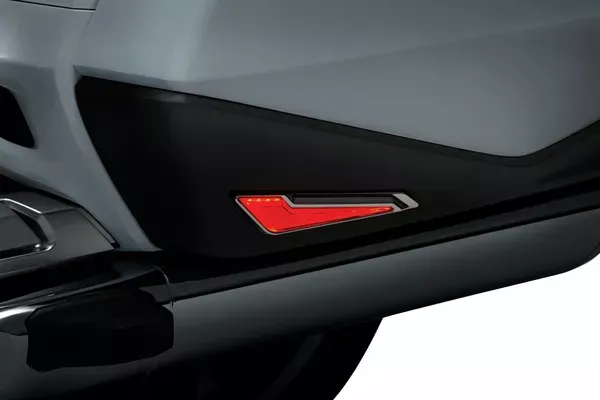 Embellecedores LED laterales de maleta lateral Omni KURYAKYN OMNI LED REAR BLACK para HONDA GL