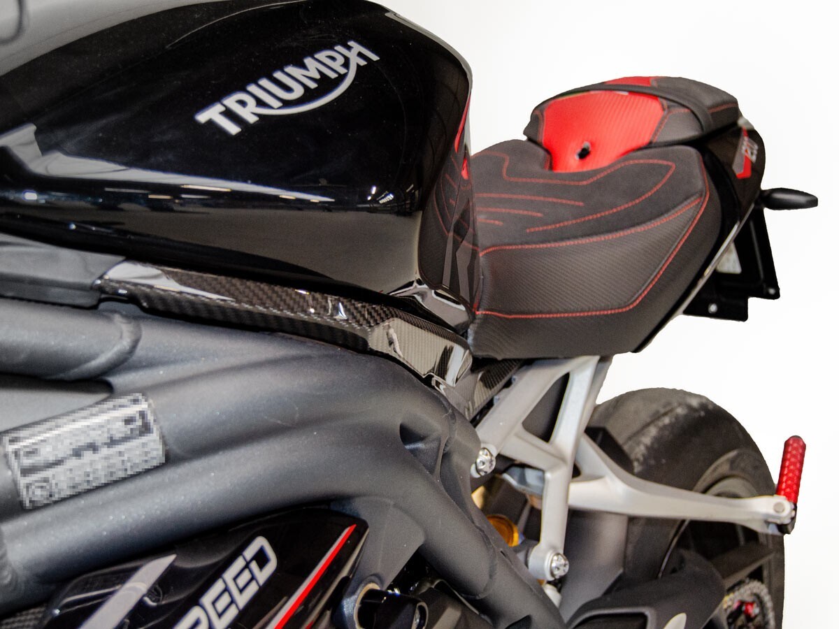 DUCABIKE CRB67L - LLENADO DEPÓSITO DE CARBONO BRILLANTE TRIUMPH ST