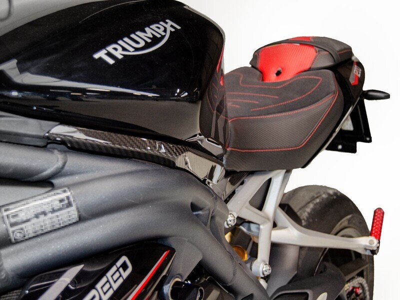 DUCABIKE CRB67L - LLENADO DEPÓSITO DE CARBONO BRILLANTE TRIUMPH ST