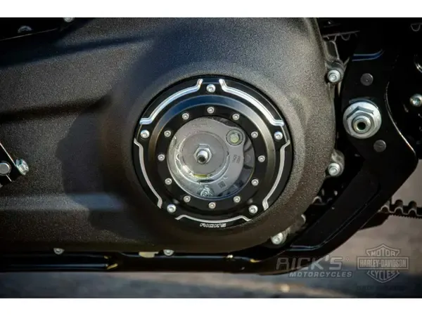 Tapa embrague RICK'S MOTORCYCLES DERBY COVER, SFTL M8, MACHINED GLOSS BLACK para HD Softail