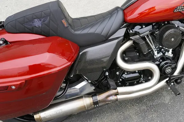 Cubiertas laterales de fibra de carbono ARLEN NESS SIDE COVER CARBON FIBER para HARLEY DAVIDSON 09-23 FL