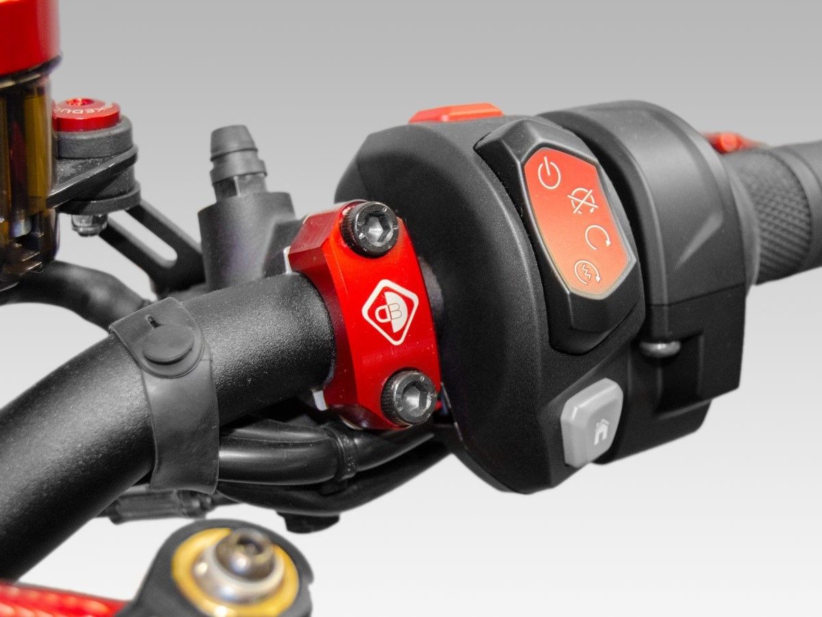 DUCABIKE CV01 - ABRAZADERA DEL CILINDRO MAESTRO BREMBO ORIGINAL para APRILIA RSV4 / TUONO / RS660