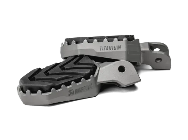 Reposapiés de titanio AKRAPOVIC FOOTPEGS TITANIUM SUZUKI V-STROM 1050/800