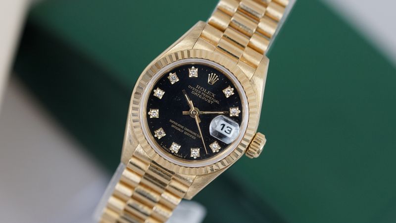 Marke: Rolex Modell: Lady-Datejust Ref: 69178 Maße: 26mm Werk: Automatik Gehäusematerial: 18K Gelbgold Box/Papiere: nur Service Etui Baujahr: 1993 Zustand: sehr gut  Diefferenzbesteuerter Artikel