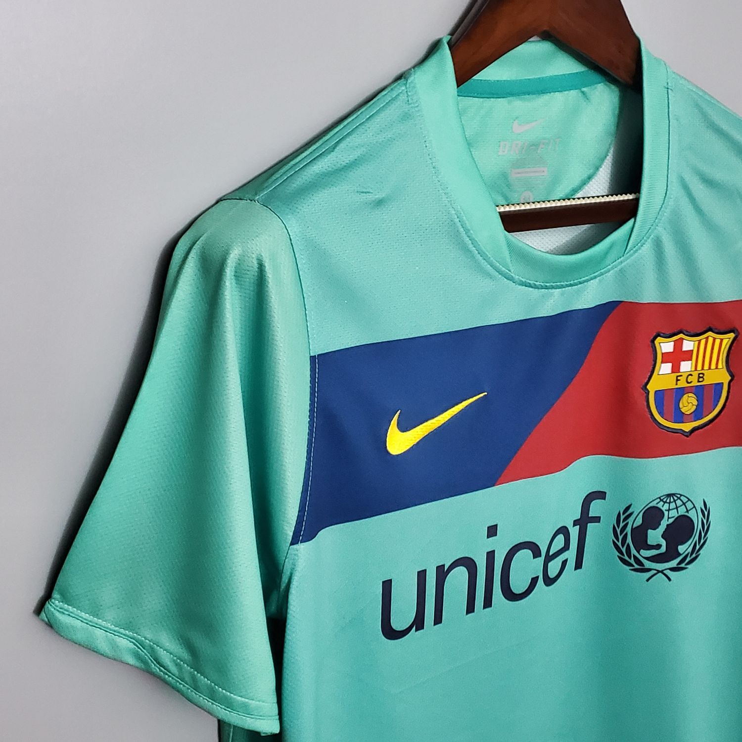 Barcelona Away 10/11 Retro Jersey Barcelona Away 10/11 Retro Jersey