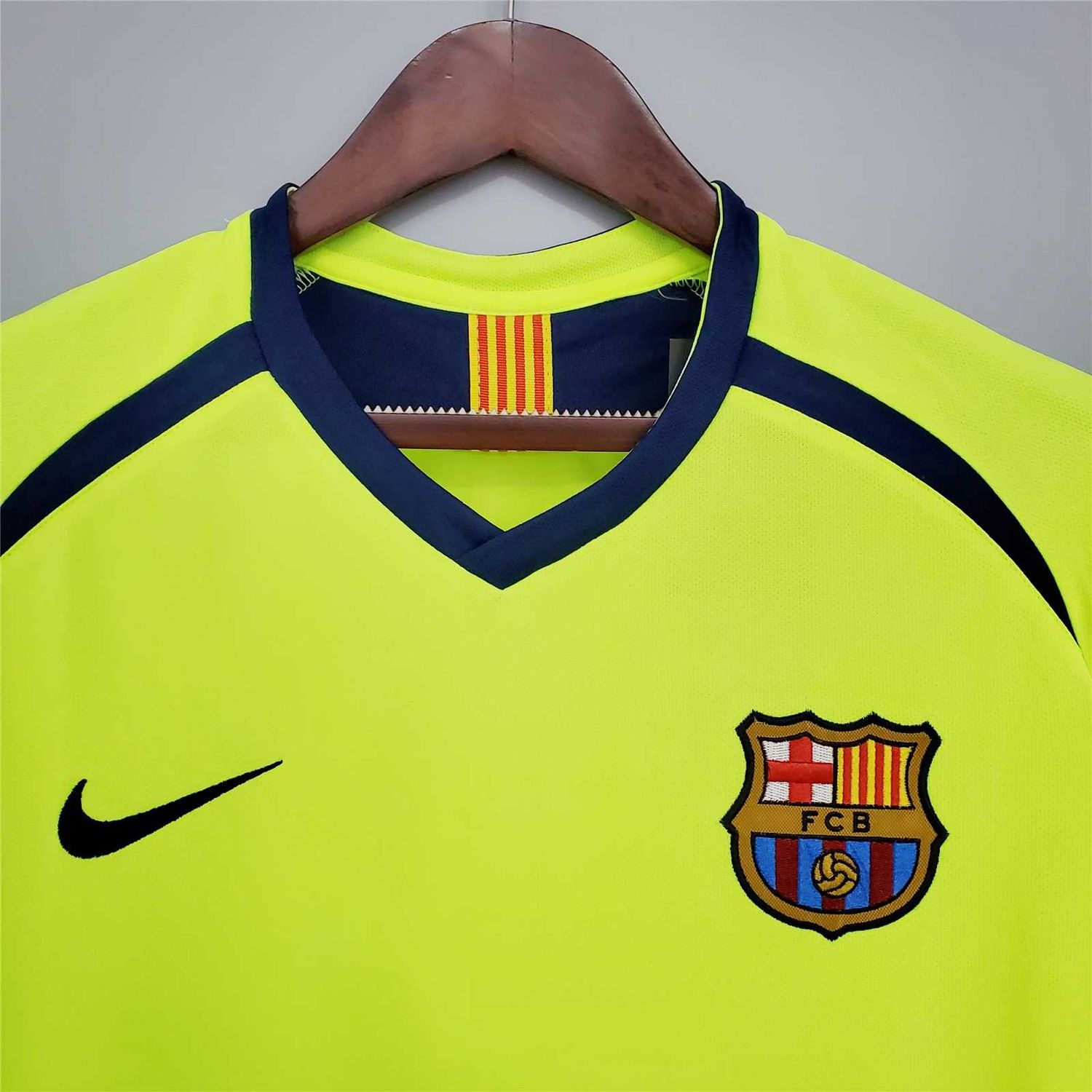 Barcelona Away 05/06 Retro Jersey Barcelona Away 05/06 Retro Jersey