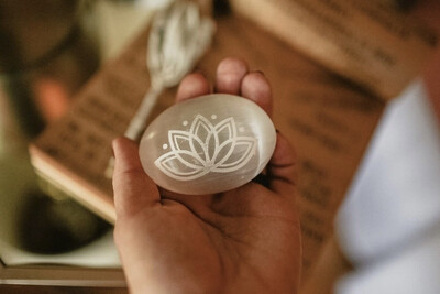 Seleniet meditatie steen - Lotus Bloom