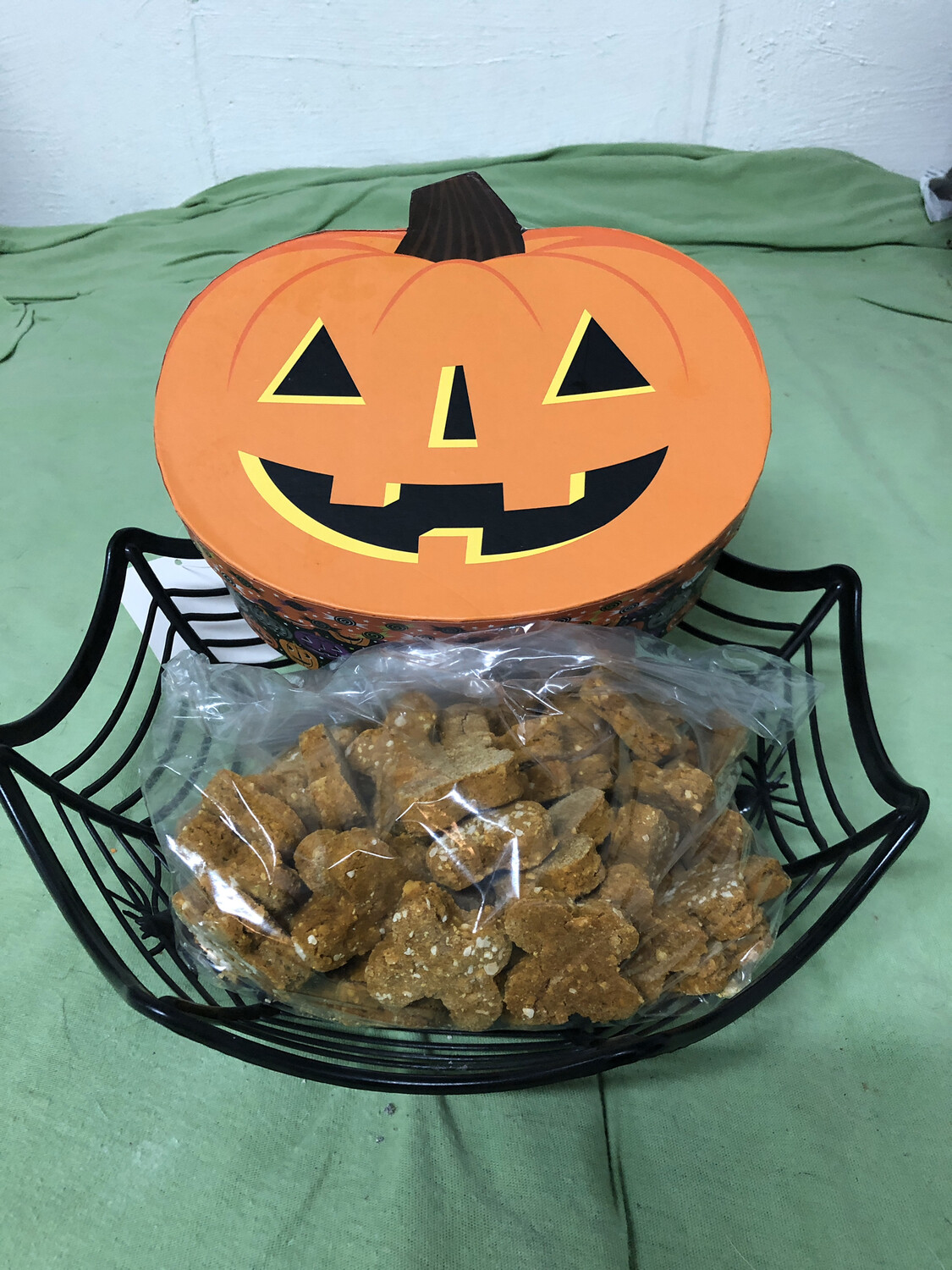 1 lb Treats Extra Large Pumpkin Box