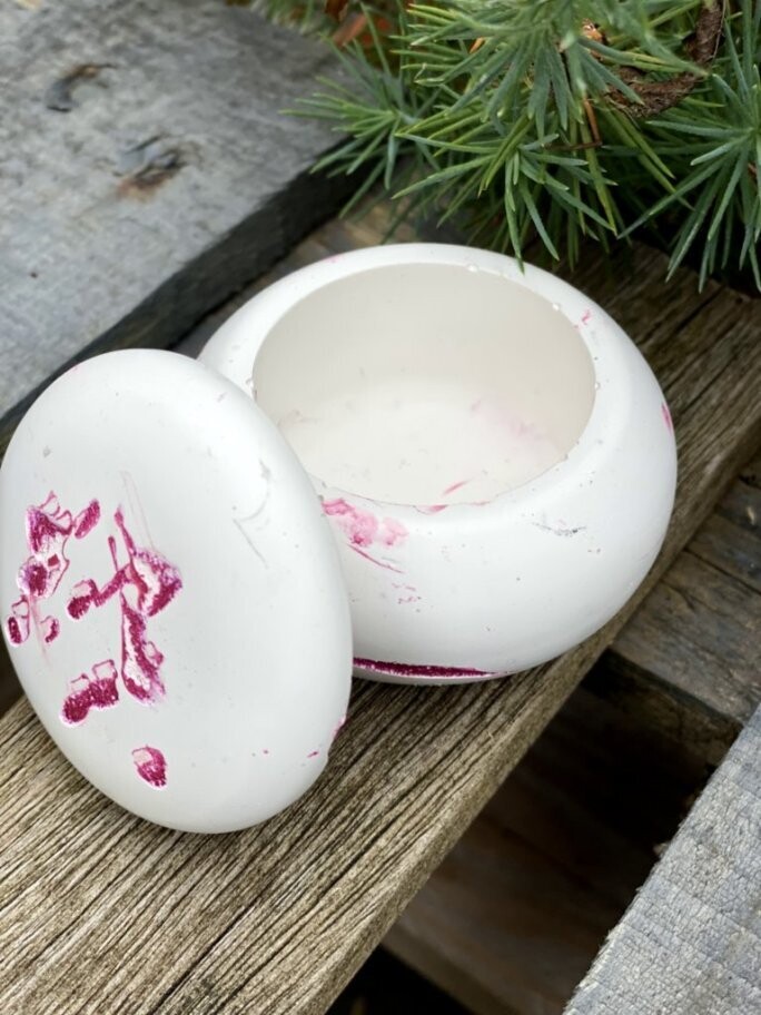 Magenta Streaks Carved into White Chubby Pot