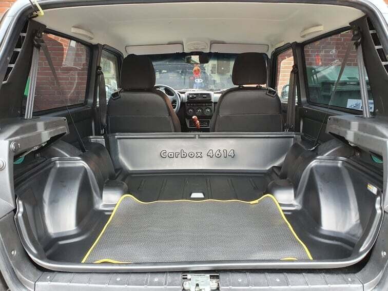 CARBOX CLASSIC LANG
Kofferraumwanne hoch für Lada Niva 09/10 - heute (2121) Geländewagen, Rücksitze ausgebaut, hintere Gurthalter ausbauen
