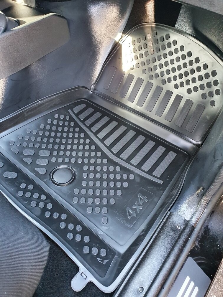 Fussmatten  gummi für vorne+hinten für Lada Niva 2131, 5-tür .